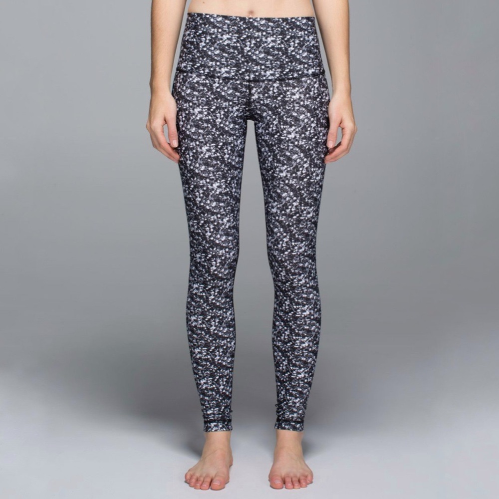Lululemon | Shine‎ Tight Roll Down in Shimmy Shimmer Black White Size 8